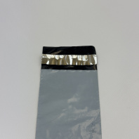 Пакет КУРЬЕРСКИЙ 10х15+4см (50) УП=100шт БЕЛЫЙ с клеевым клапаном БЕЗ КАРМАНА (внутри чёрный) 